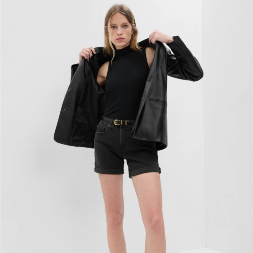 GAP 5” GIRLFRIEND SHORT MID RISE - SIZE 30 / 10P IN BLACK